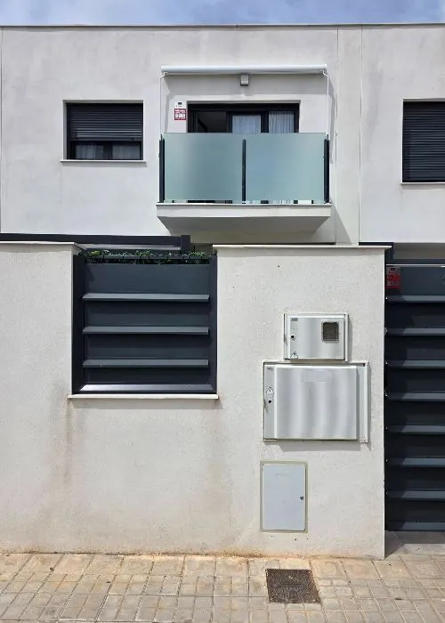 Vinilos Valencia para privacidad en balcón de vivienda Zonas de servicio de Vinilos VLC para rotulación comercial * Título: Zonas de servicio de Vinilos VLC